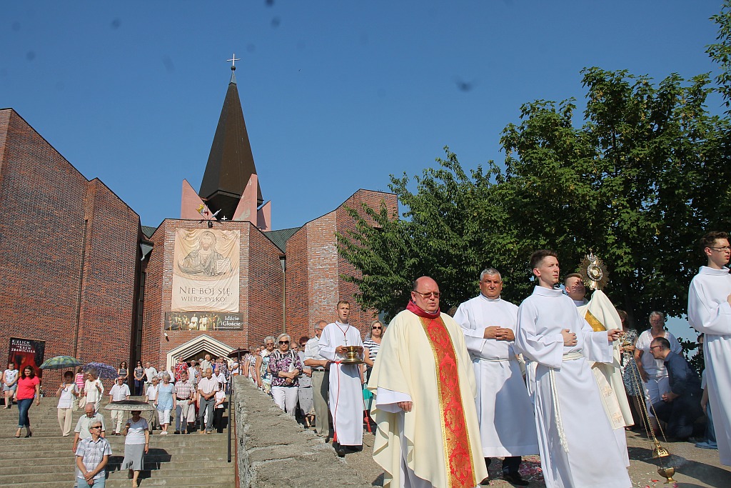 Procesja Bożego Ciała w parafii na osiedlu Kopernika