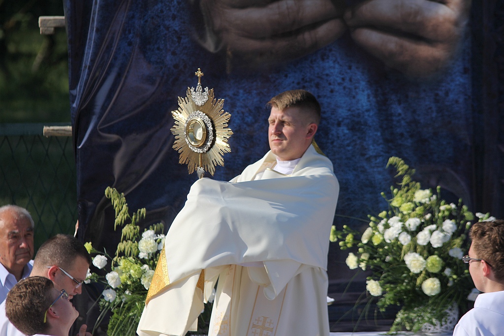 Procesja Bożego Ciała w parafii na osiedlu Kopernika