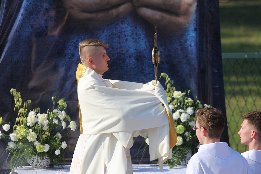 Procesja Bożego Ciała w parafii na osiedlu Kopernika