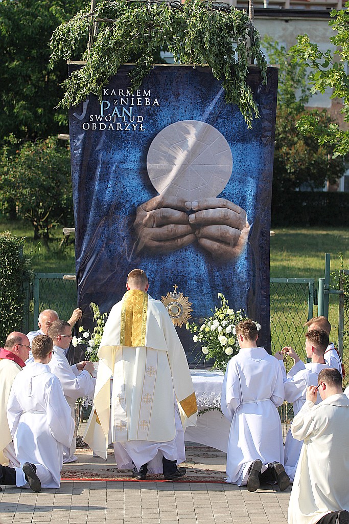 Procesja Bożego Ciała w parafii na osiedlu Kopernika