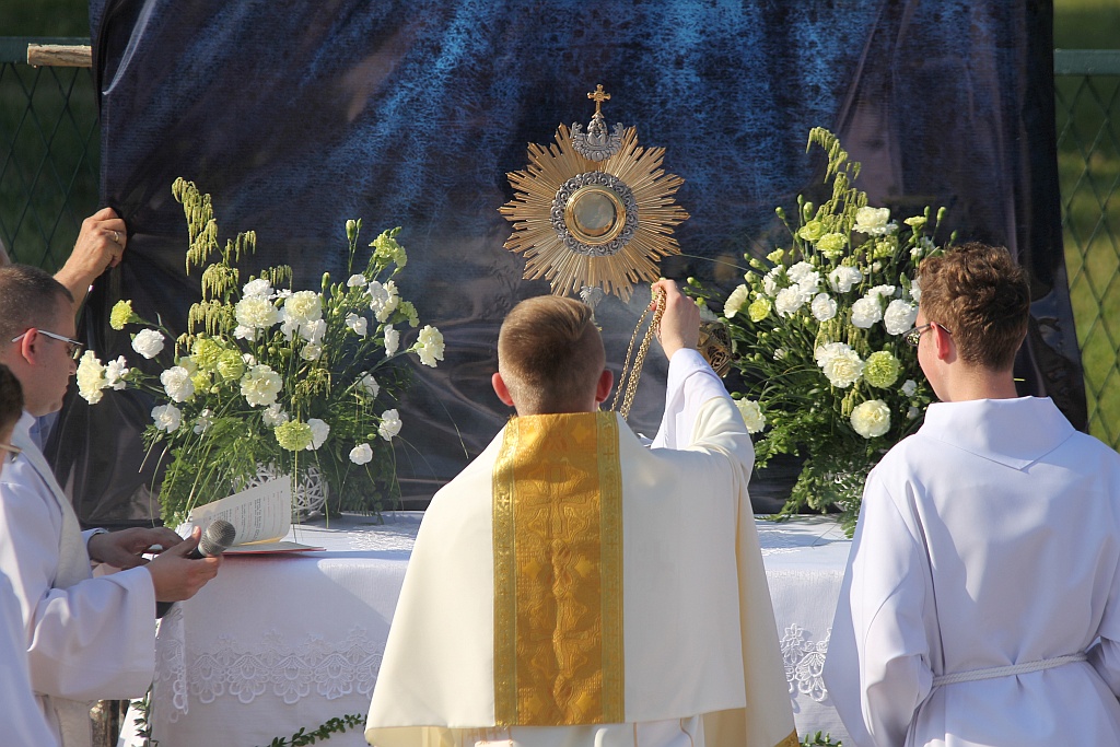 Procesja Bożego Ciała w parafii na osiedlu Kopernika