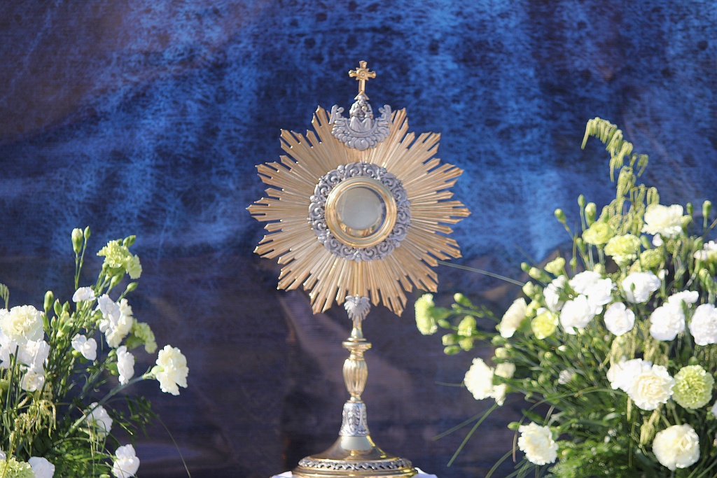 Procesja Bożego Ciała w parafii na osiedlu Kopernika