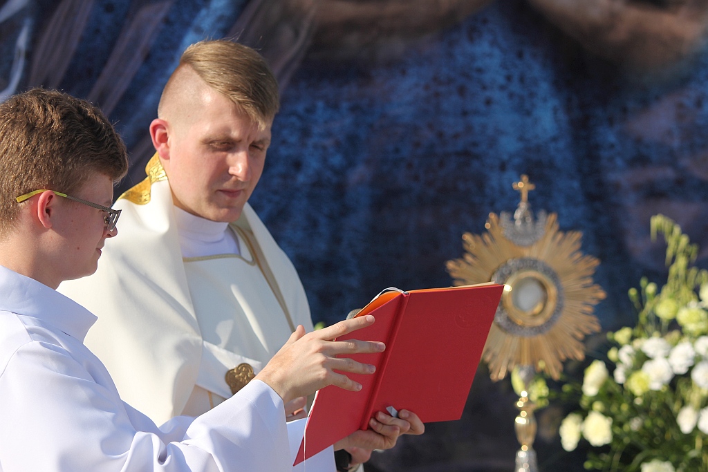 Procesja Bożego Ciała w parafii na osiedlu Kopernika