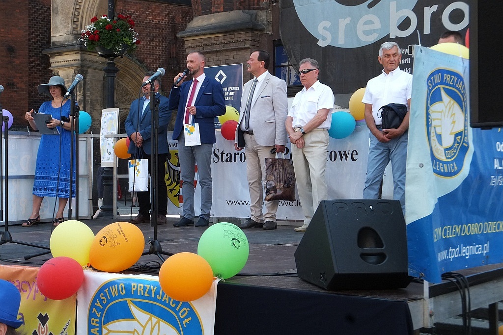 Tłumy dzieci opanowały w piątek legnicki rynek