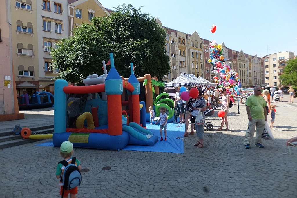 Tłumy dzieci opanowały w piątek legnicki rynek