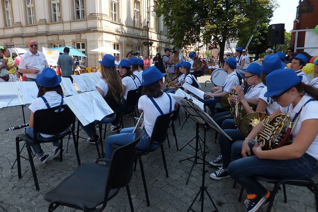 Tłumy dzieci opanowały w piątek legnicki rynek