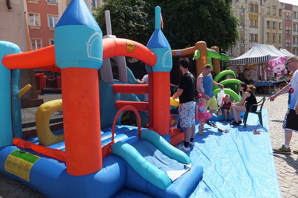 Tłumy dzieci opanowały w piątek legnicki rynek