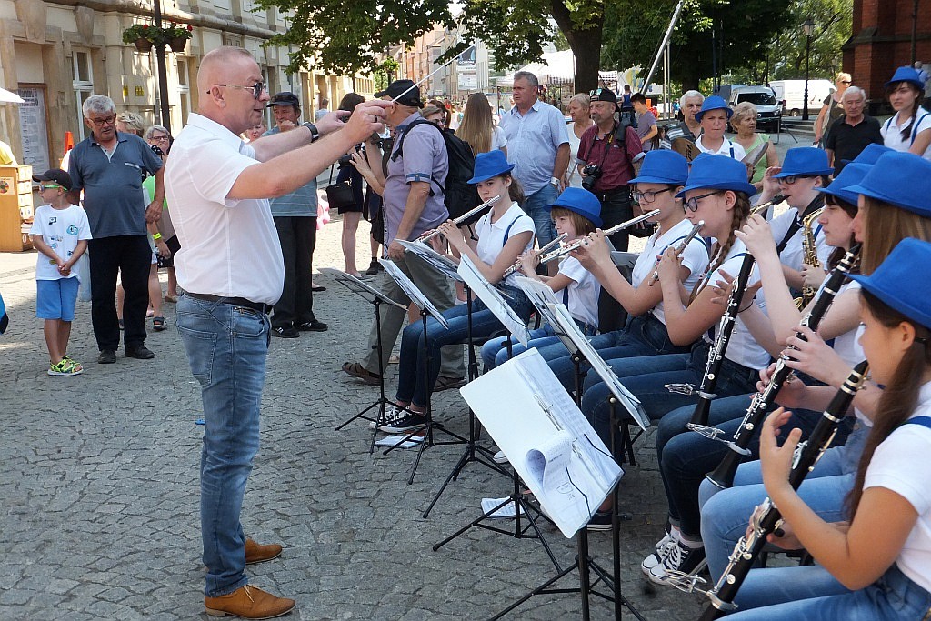 Tłumy dzieci opanowały w piątek legnicki rynek