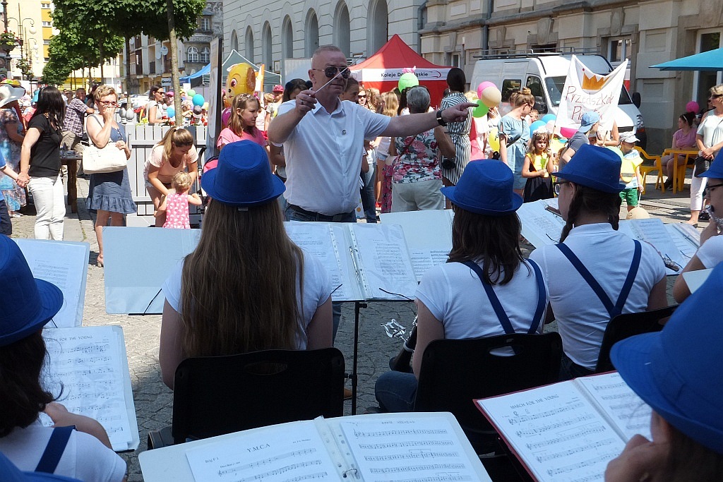Tłumy dzieci opanowały w piątek legnicki rynek