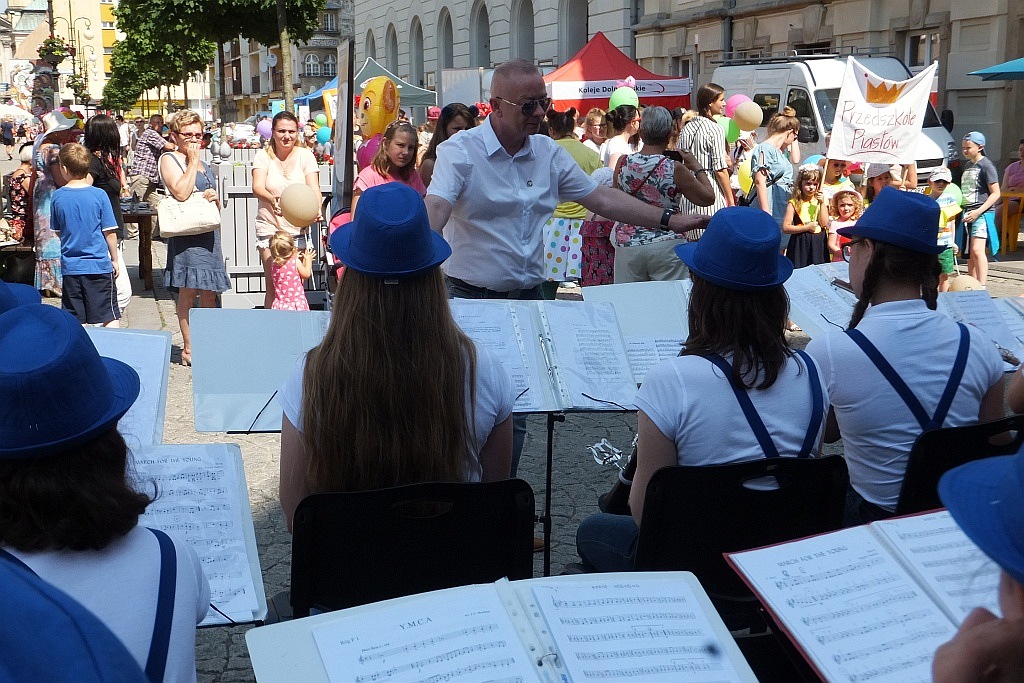 Tłumy dzieci opanowały w piątek legnicki rynek