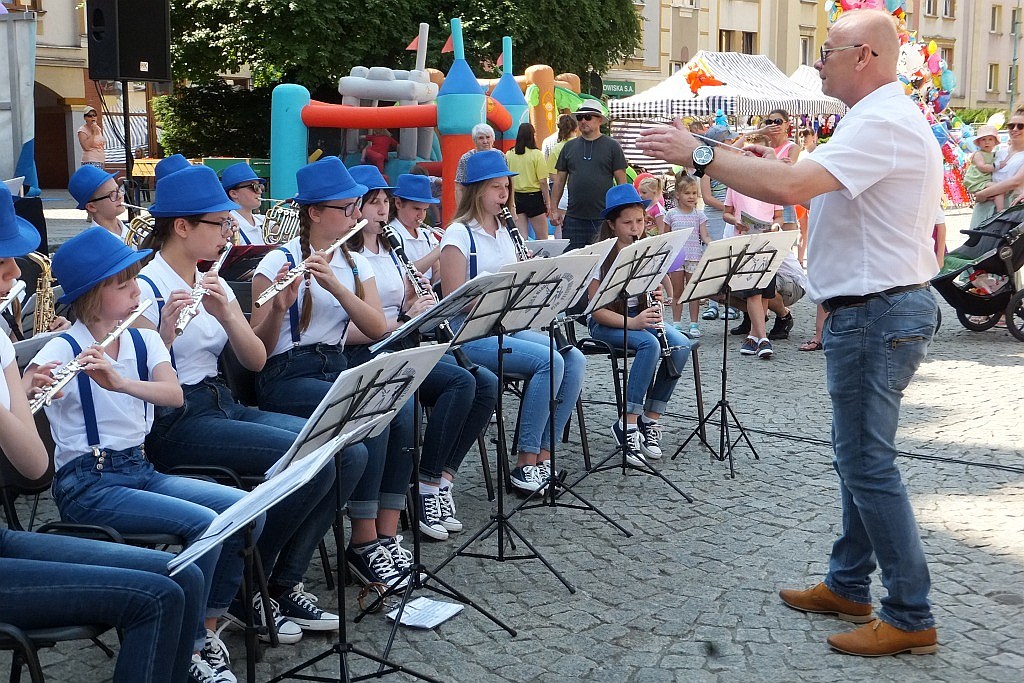 Tłumy dzieci opanowały w piątek legnicki rynek