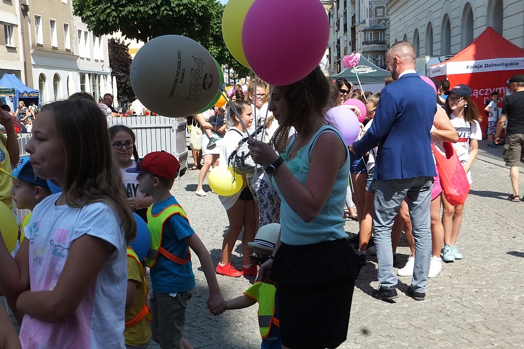 Tłumy dzieci opanowały w piątek legnicki rynek