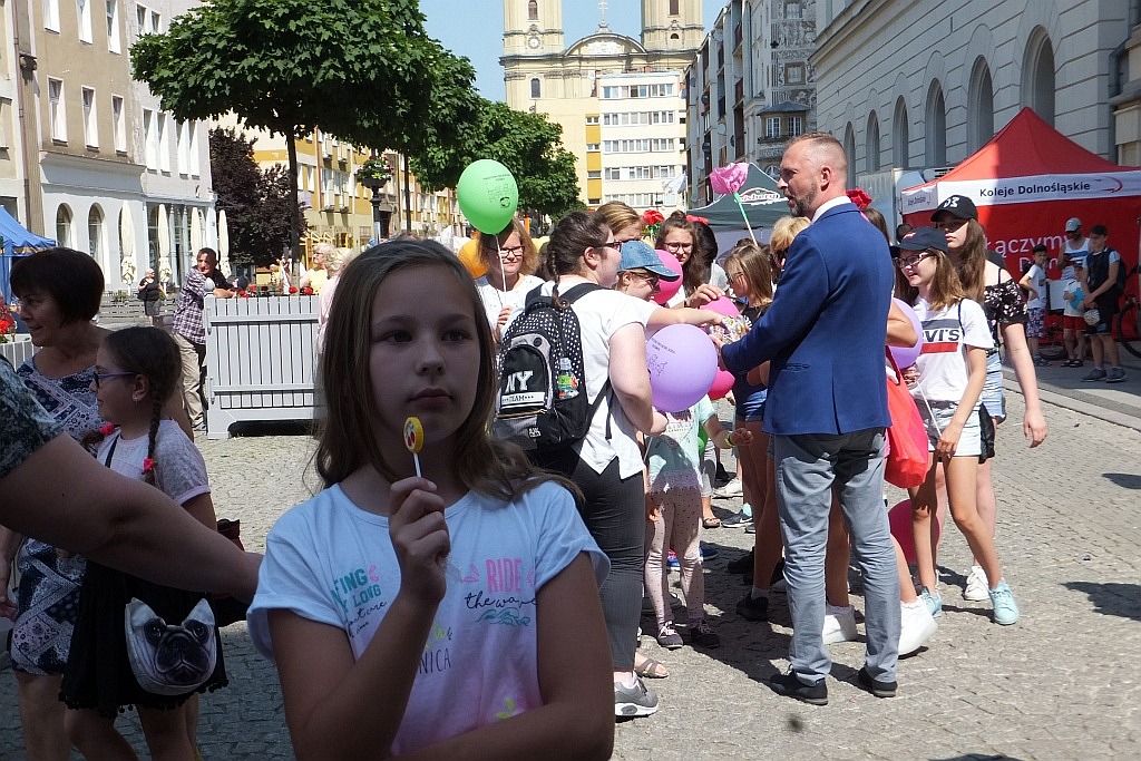 Tłumy dzieci opanowały w piątek legnicki rynek