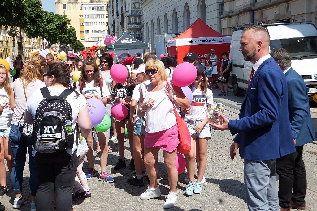 Tłumy dzieci opanowały w piątek legnicki rynek