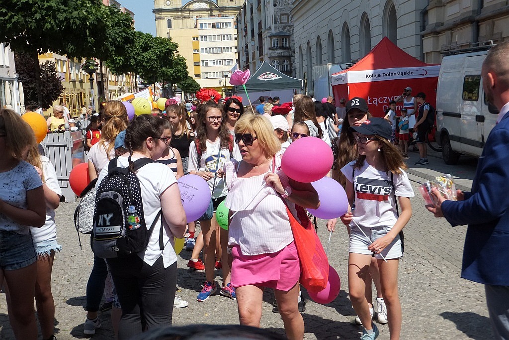 Tłumy dzieci opanowały w piątek legnicki rynek