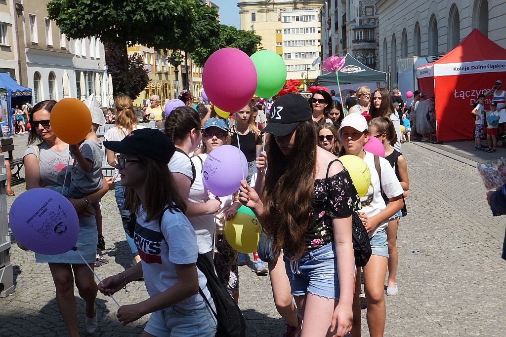Tłumy dzieci opanowały w piątek legnicki rynek
