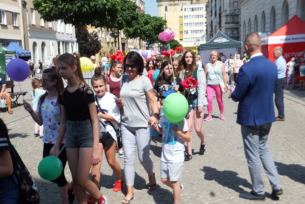 Tłumy dzieci opanowały w piątek legnicki rynek