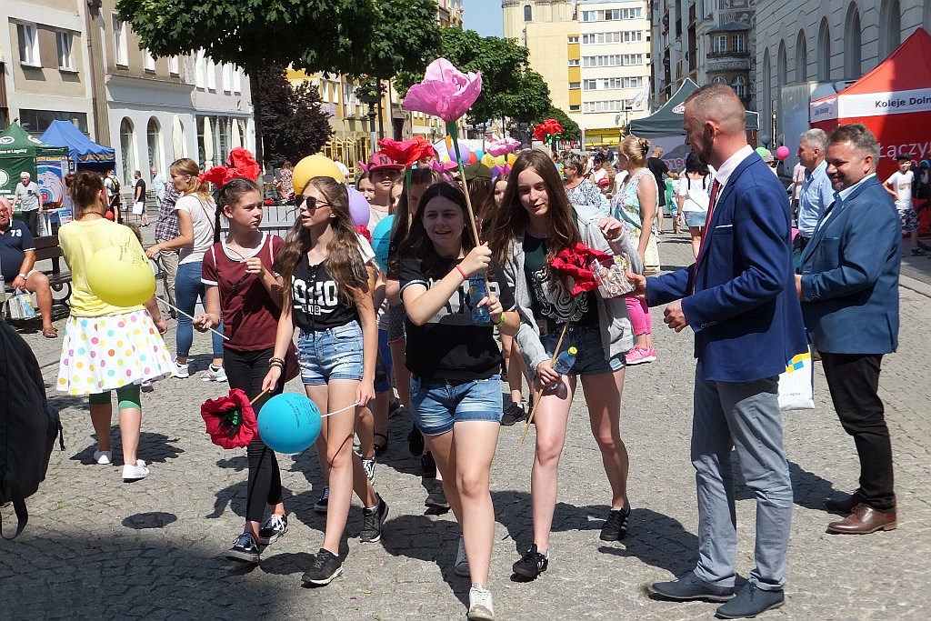 Tłumy dzieci opanowały w piątek legnicki rynek