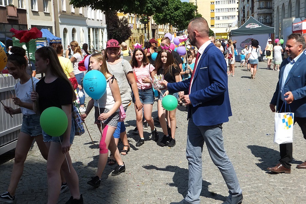 Tłumy dzieci opanowały w piątek legnicki rynek