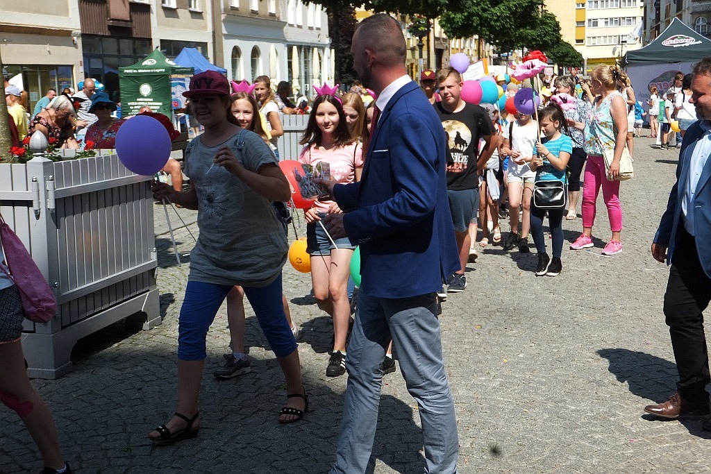 Tłumy dzieci opanowały w piątek legnicki rynek