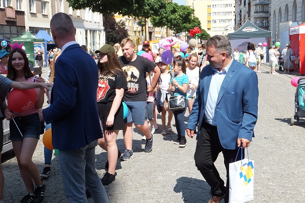 Tłumy dzieci opanowały w piątek legnicki rynek