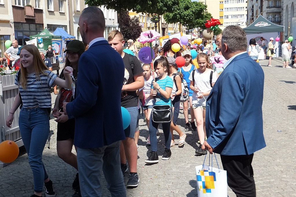 Tłumy dzieci opanowały w piątek legnicki rynek