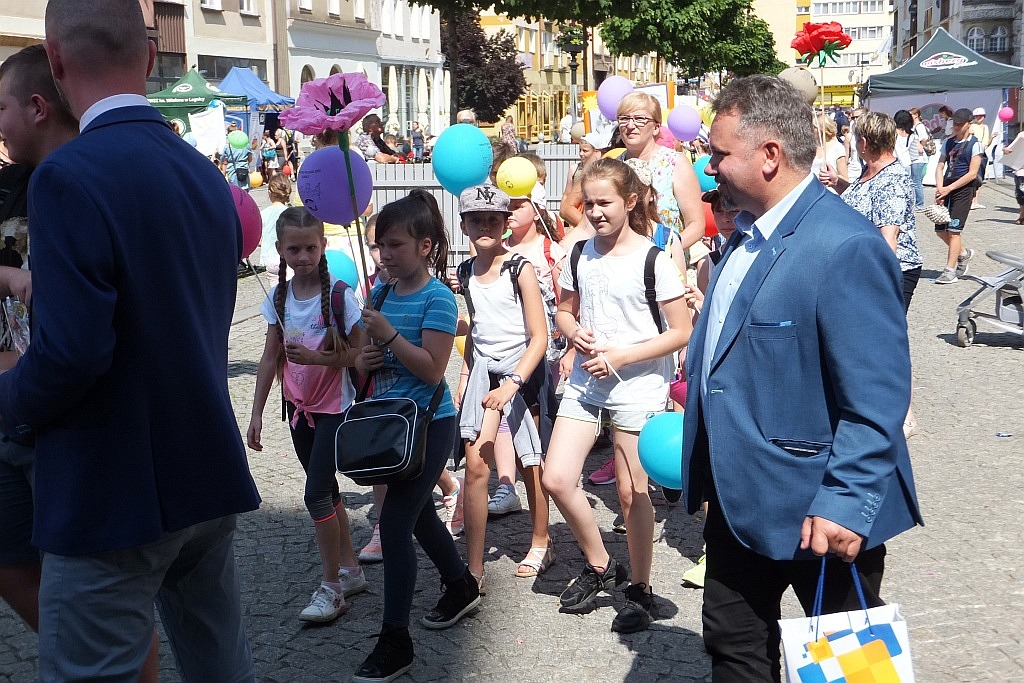Tłumy dzieci opanowały w piątek legnicki rynek