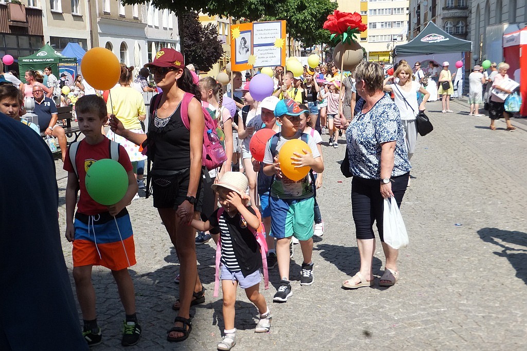 Tłumy dzieci opanowały w piątek legnicki rynek