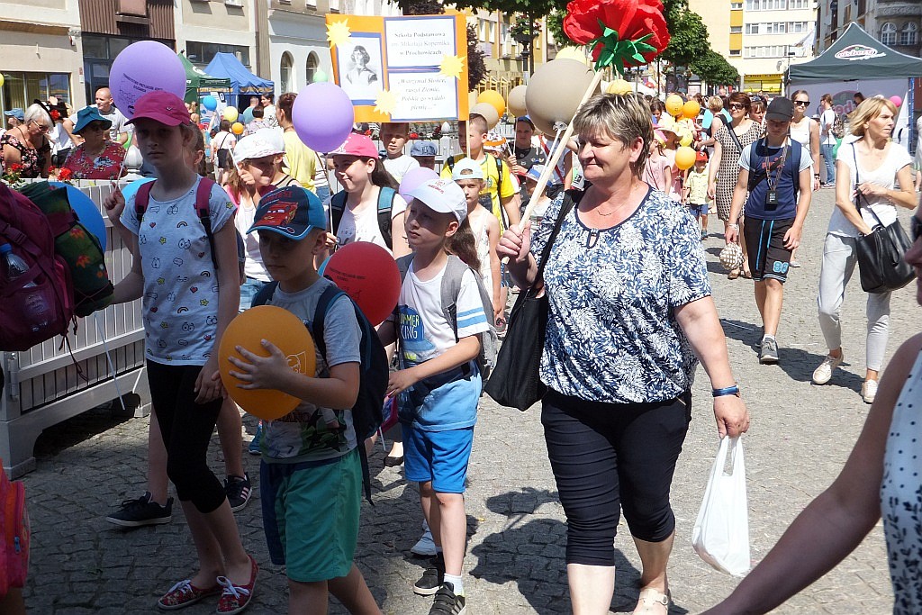 Tłumy dzieci opanowały w piątek legnicki rynek