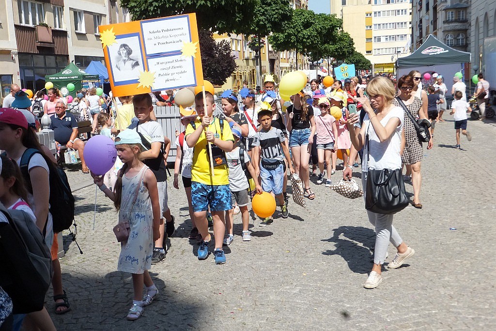 Tłumy dzieci opanowały w piątek legnicki rynek