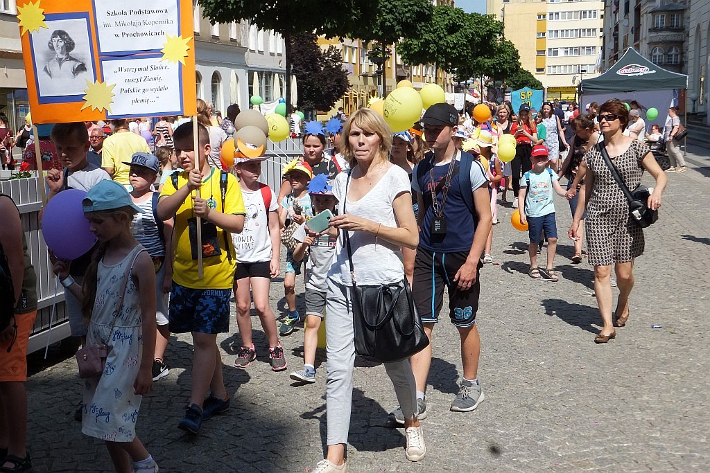 Tłumy dzieci opanowały w piątek legnicki rynek