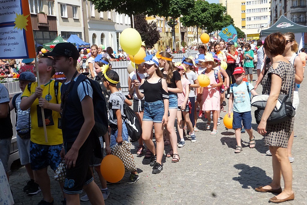 Tłumy dzieci opanowały w piątek legnicki rynek