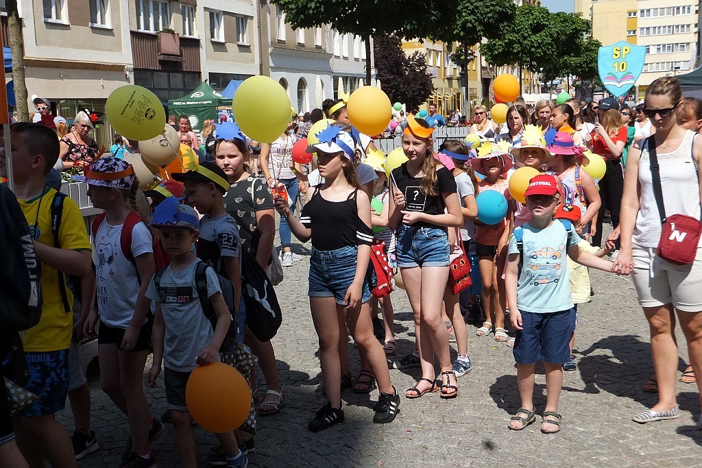 Tłumy dzieci opanowały w piątek legnicki rynek