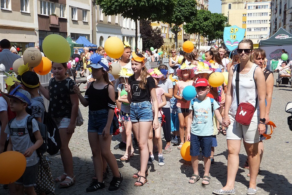 Tłumy dzieci opanowały w piątek legnicki rynek