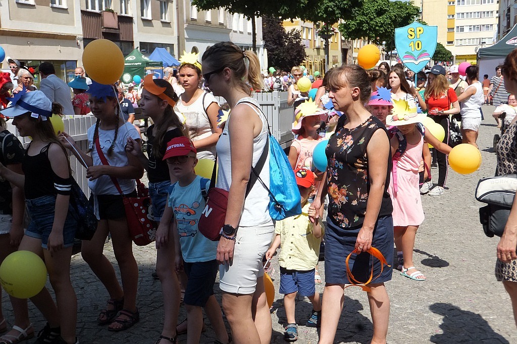 Tłumy dzieci opanowały w piątek legnicki rynek