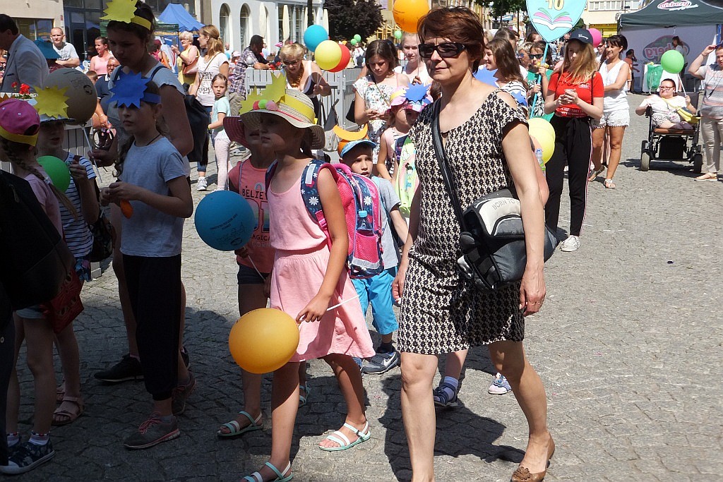 Tłumy dzieci opanowały w piątek legnicki rynek