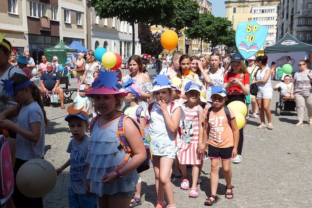 Tłumy dzieci opanowały w piątek legnicki rynek