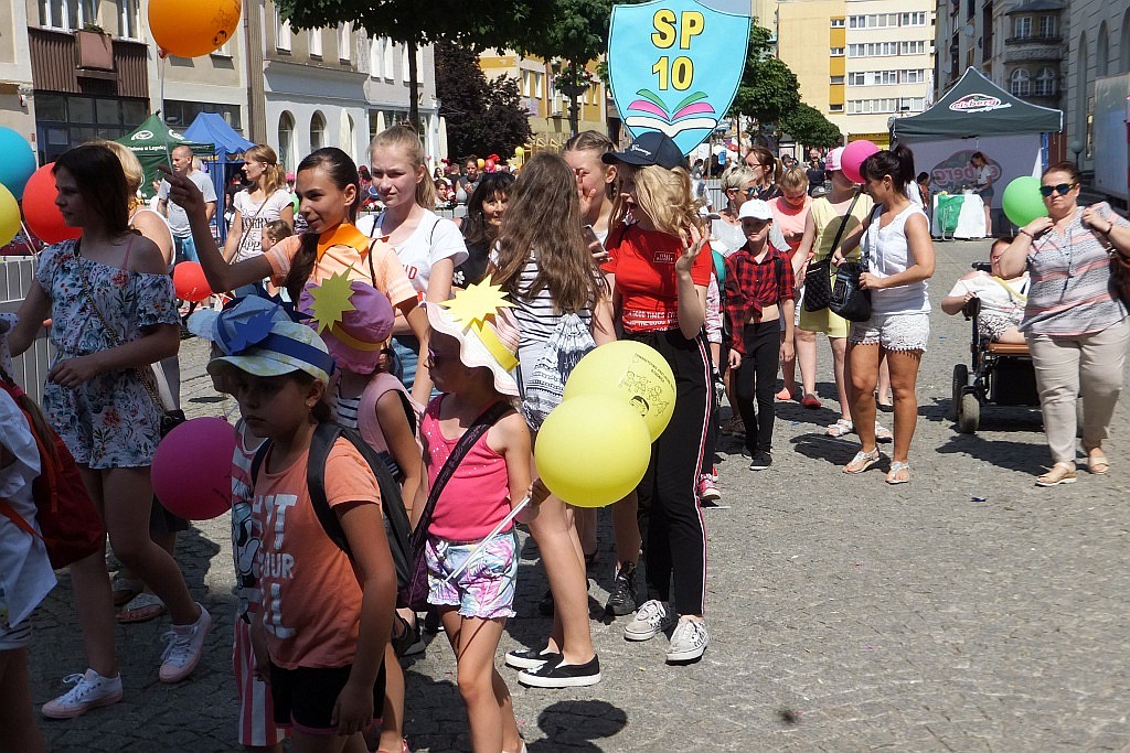 Tłumy dzieci opanowały w piątek legnicki rynek