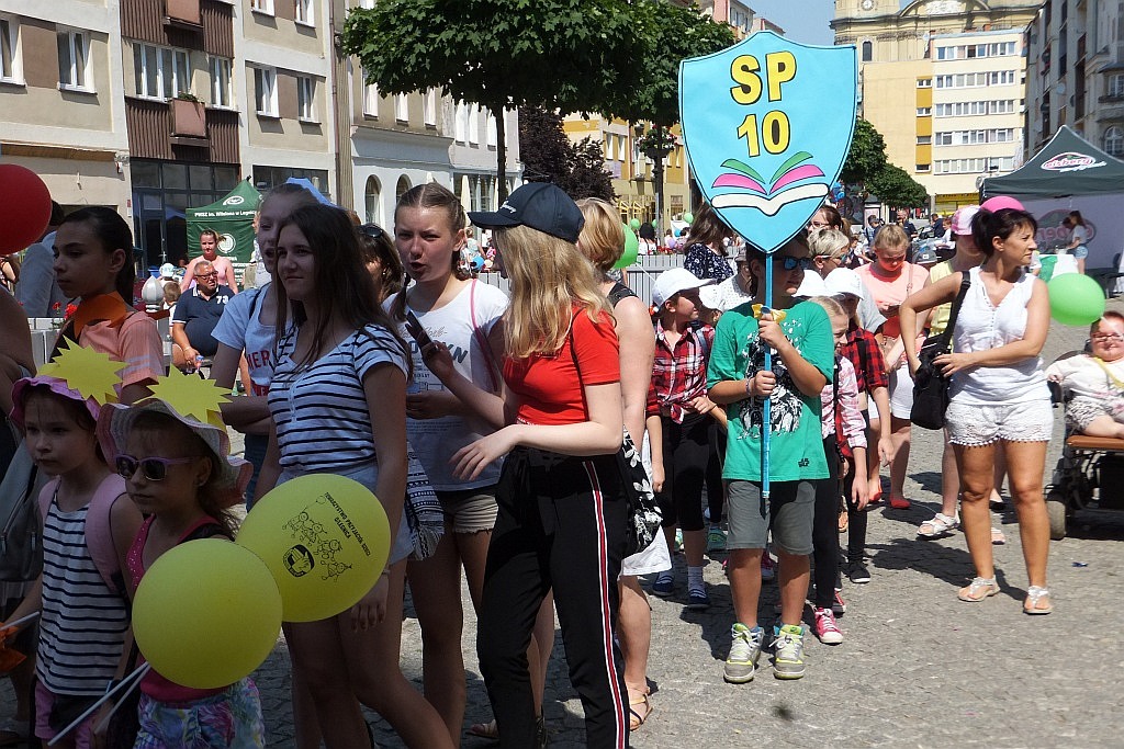 Tłumy dzieci opanowały w piątek legnicki rynek