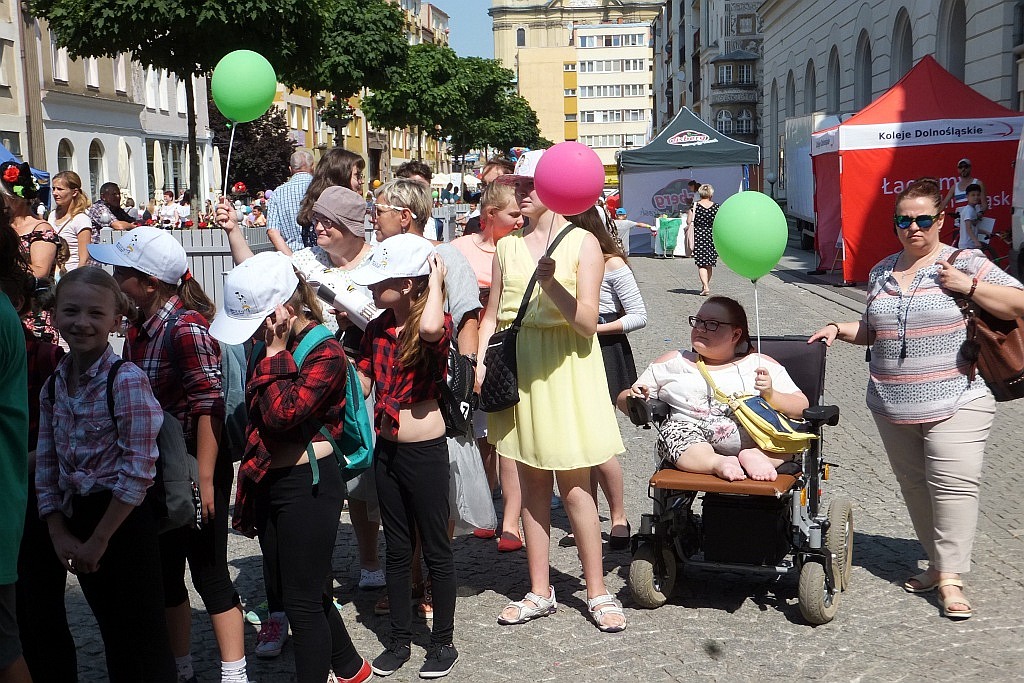 Tłumy dzieci opanowały w piątek legnicki rynek