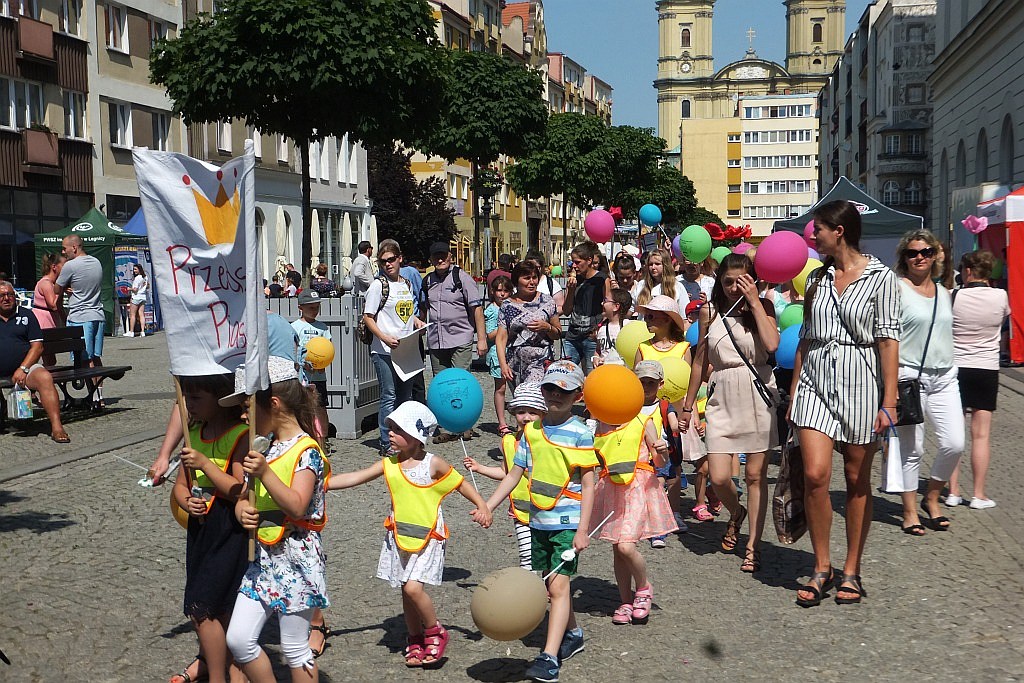 Tłumy dzieci opanowały w piątek legnicki rynek