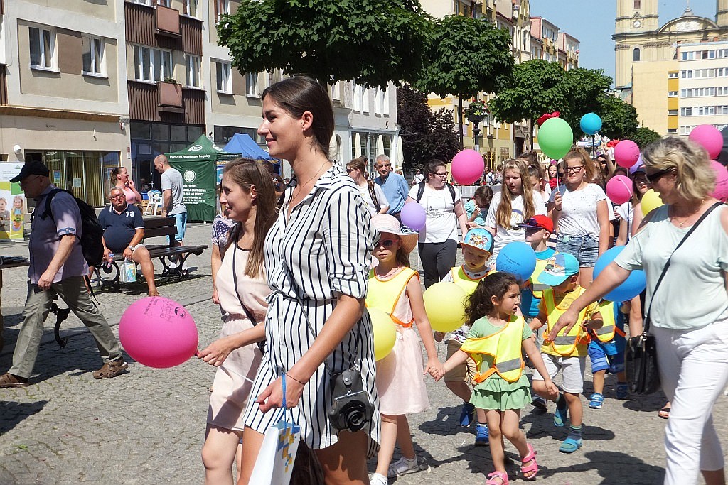 Tłumy dzieci opanowały w piątek legnicki rynek