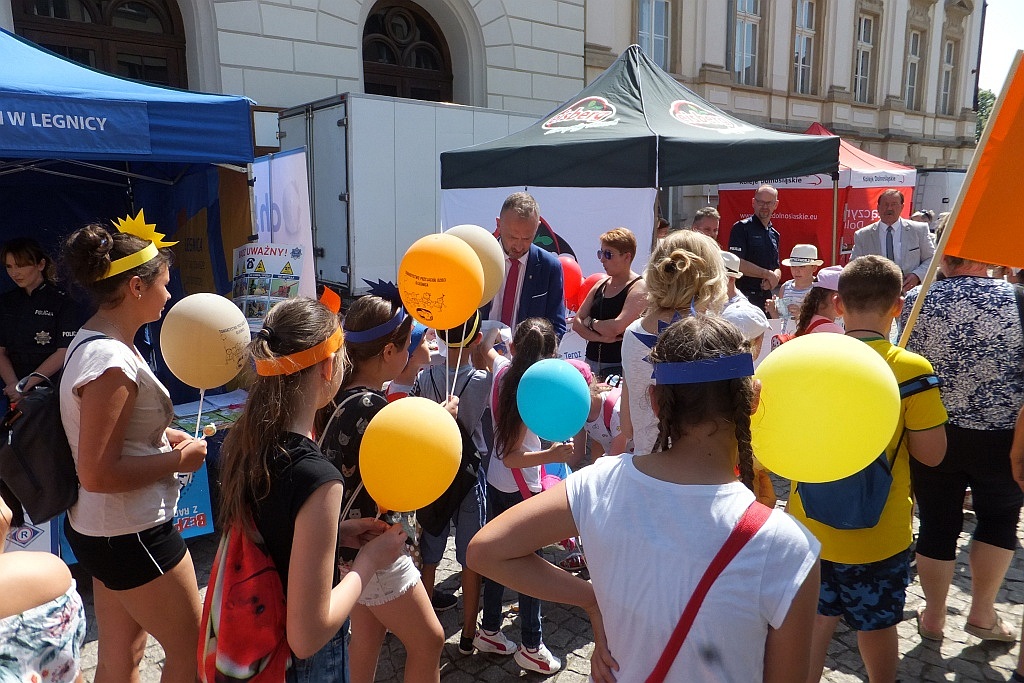 Tłumy dzieci opanowały w piątek legnicki rynek