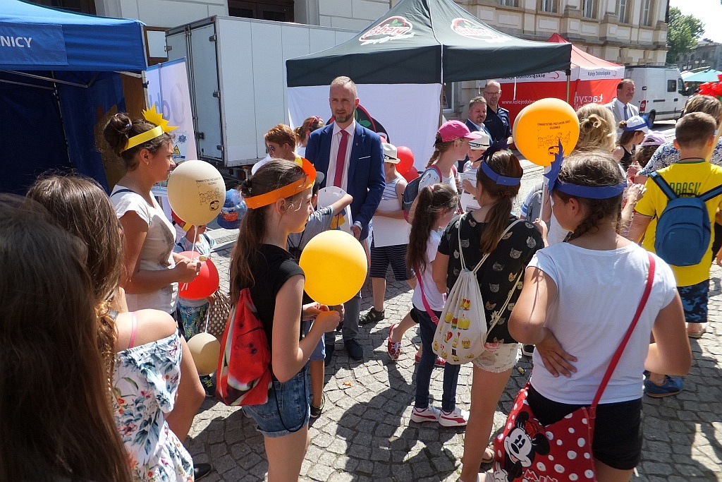 Tłumy dzieci opanowały w piątek legnicki rynek