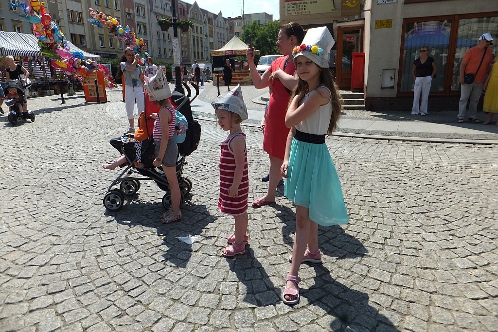 Tłumy dzieci opanowały w piątek legnicki rynek