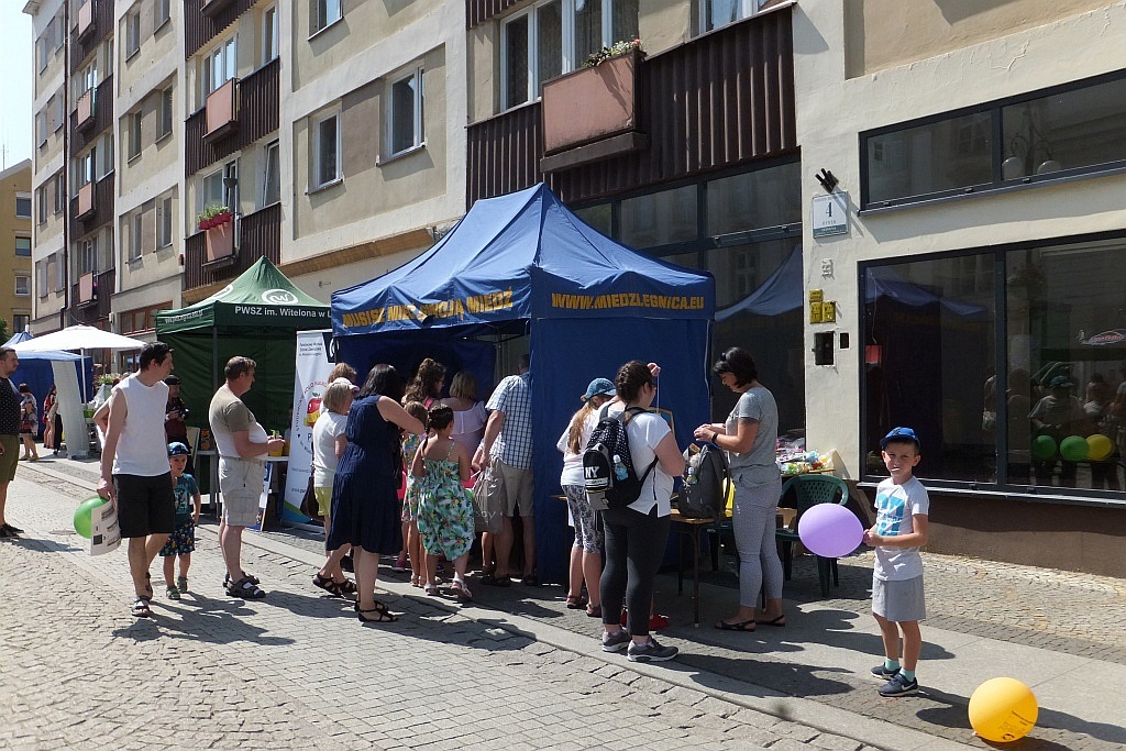 Tłumy dzieci opanowały w piątek legnicki rynek