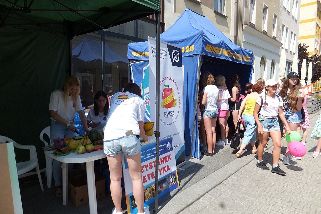 Tłumy dzieci opanowały w piątek legnicki rynek