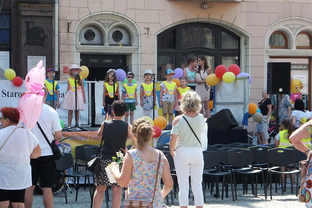 Tłumy dzieci opanowały w piątek legnicki rynek