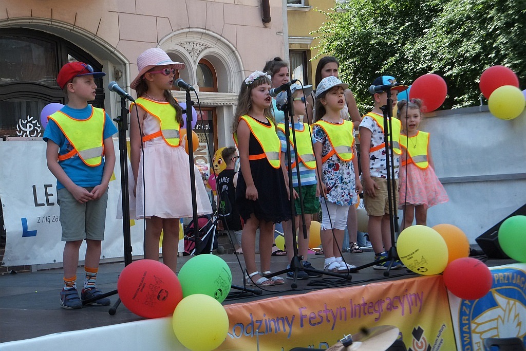 Tłumy dzieci opanowały w piątek legnicki rynek