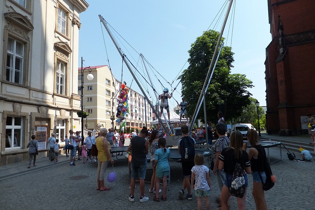 Tłumy dzieci opanowały w piątek legnicki rynek